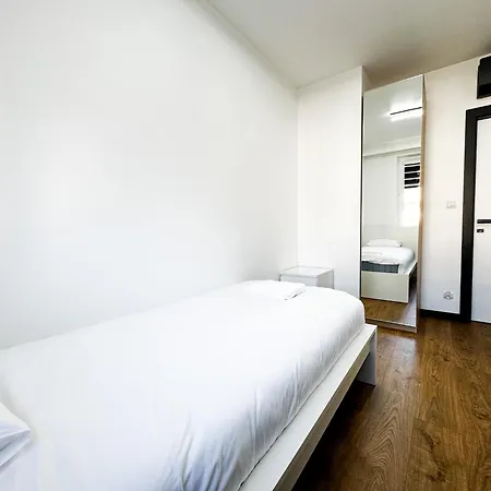 Modern 4bd, Balcony, Family Apartamento *
